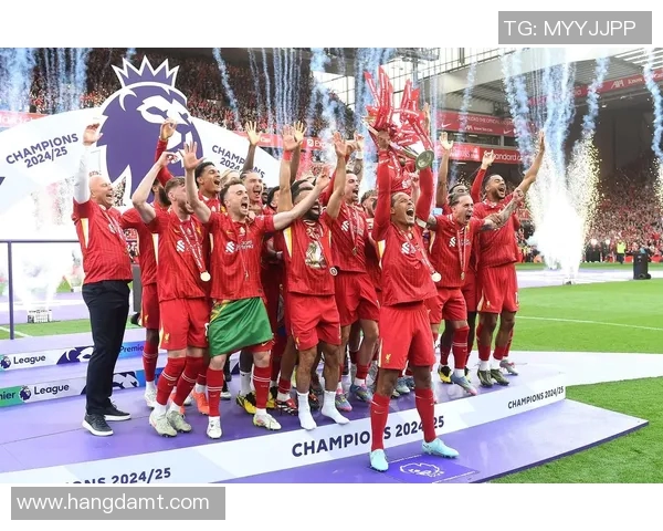 足球明星捧杯瞬间回顾精彩视频展现荣耀与激情的时刻